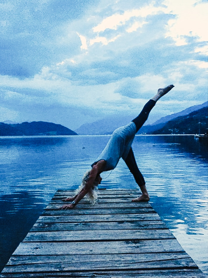 Silvia Ament beim Yoga am Bergsee in Kärnten